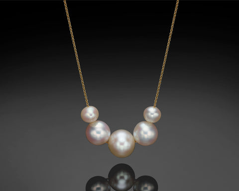 Quintuple necklace in yellow gold, five pearls graded from the center outwards on a fine chain
