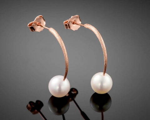 Reflection earrings in rose gold with round pearls