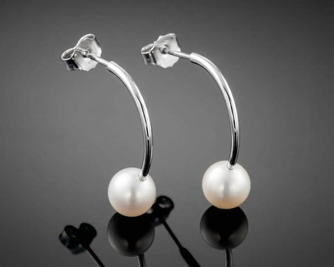 Reflection earrings in white gold with round pearls