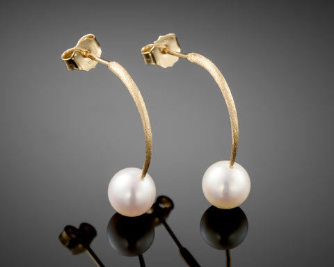 Reflection earrings in yellow gold, an arc along the ear with a pearl at each end