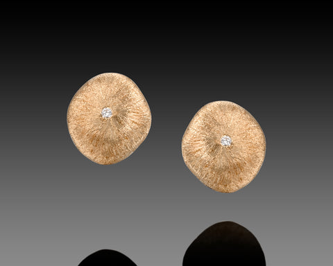 Requiem stud earrings, 11 x 12 mm, in rose gold with a diamond at the center
