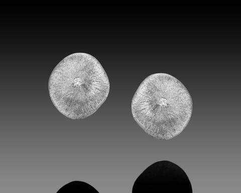 Requiem stud earrings, 11 x 12 mm, in white gold with a diamond at the center