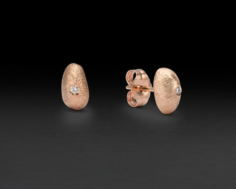 Requiem stud earrings, 4.6 x 7.7 mm, in rose gold with a diamond at the center