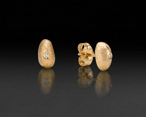 Requiem stud earrings, 4.6 x 7.7 mm, in yellow gold, small hollow brushed nuggets each with a diamond at the center, with butterfly back