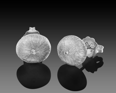Requiem stud earrings, 8 x 9 mm, in white gold with a diamond at the center