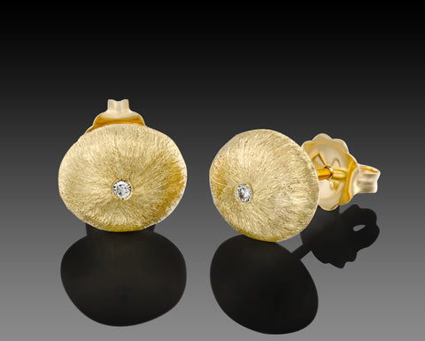 Requiem stud earrings, 8 x 9 mm, in yellow gold, hollow brushed nuggets each with a diamond at the center