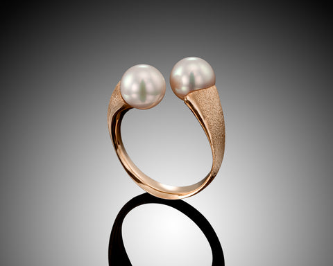 Second angle of a rose gold twist ring with two 9 mm white pearls
