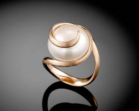 Handmade 18K rose gold spiral ring with a 16 mm white bouton pearl