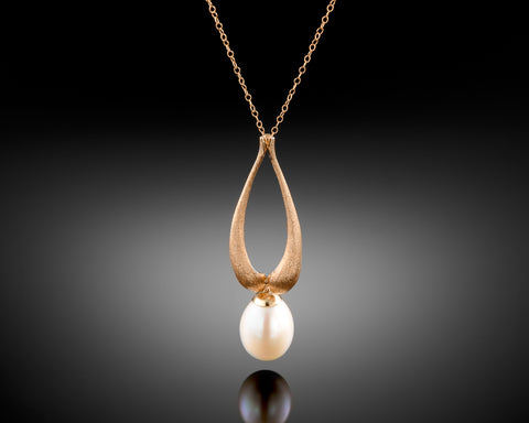 Handmade 18K rose gold teardrop pendant with a removable white drop pearl