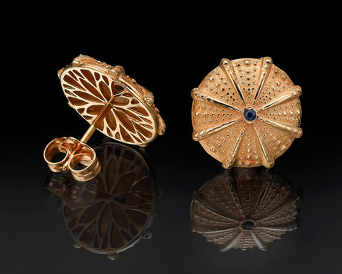 Sea Urchin stud earrings, 13 mm, in rose gold with blue sapphires, front and pierced back