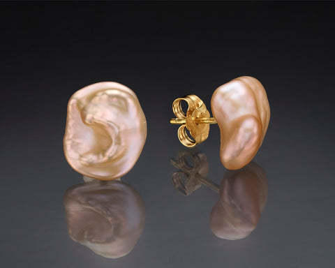 Sound stud earrings in yellow gold with pink Keshi pearls