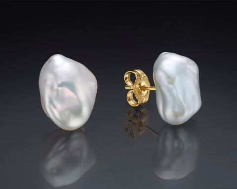 Sound stud earrings in yellow gold with white Keshi pearls
