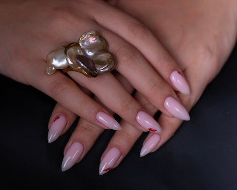 The Spring ring worn on the hand, showing the scale of the five Keshi pearls