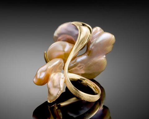 Side view of the Spring ring showing the matte and polished gold finish