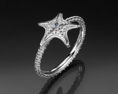 Starfish ring in white gold with granulated texture, standing upright