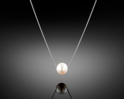 Sun necklace in white gold with a round pearl on the chain