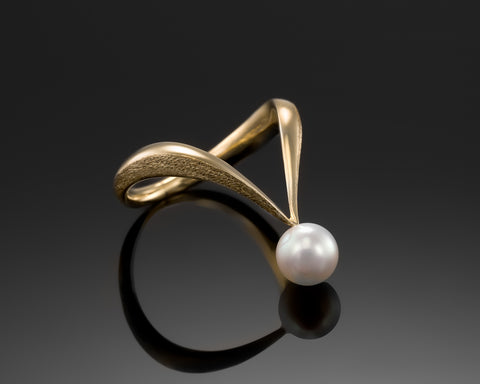 Sunshine ring in yellow gold, a V shaped band with a round freshwater pearl at the tip