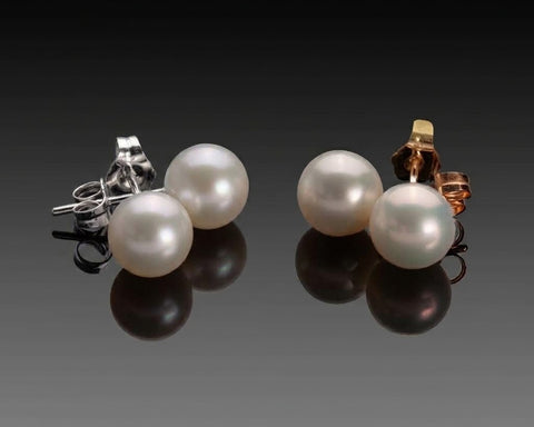 Supernova stud earrings in white gold with round freshwater pearls