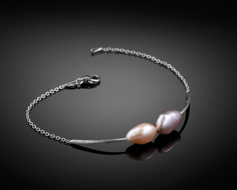 Teardrops bracelet in white gold with two drop-shaped pearls
