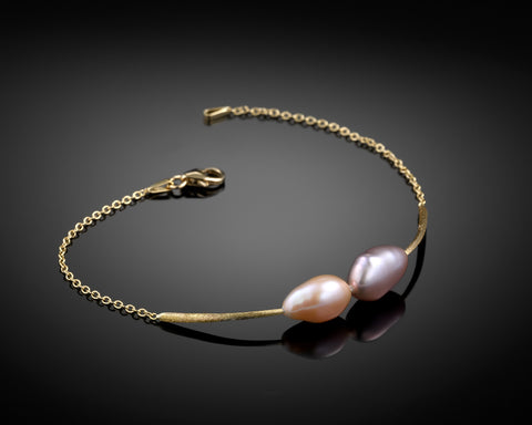 Teardrops bracelet in yellow gold, two drop-shaped pearls on a curved brushed bar