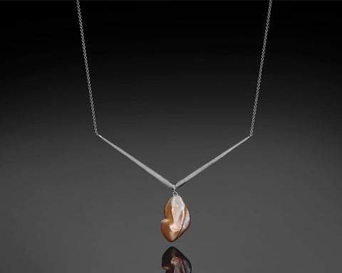 Vega necklace in white gold with a Keshi pearl at the point of the V