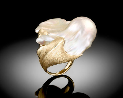 Side view of the Wave ring showing the open gold band beneath the pearl