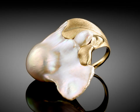 The Wave ring seen from above, showing the full form of the Keshi pearl