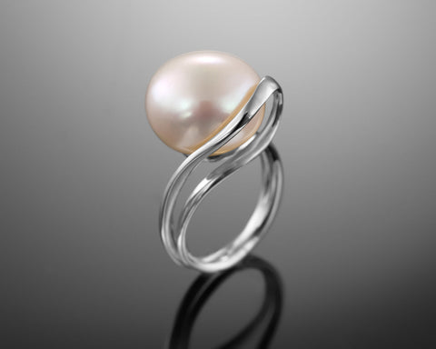 Handmade 18K white gold open ring with a white bouton pearl