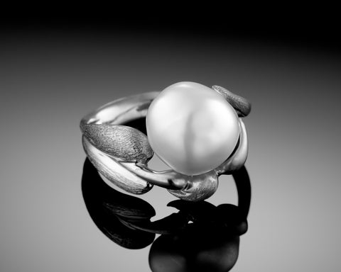 Autumn ring in white gold, a white keshi pearl held between two gold leaves