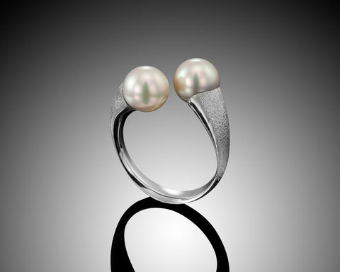 Second angle of a white gold twist ring with two 9 mm white pearls