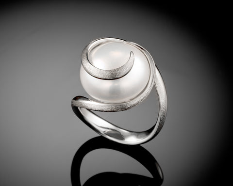 Handmade 18K white gold spiral ring with a 16 mm white bouton pearl