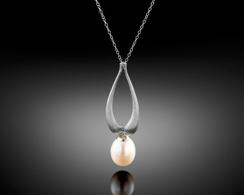 Handmade 18K white gold teardrop pendant with a removable white drop pearl
