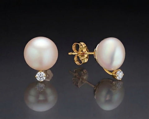 Yellow Dot stud earrings in yellow gold with diamonds set into the pearls
