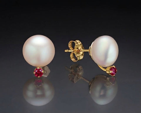 Yellow Dot stud earrings in yellow gold with rubies set into the pearls