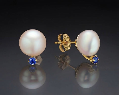 Yellow Dot stud earrings in yellow gold with blue sapphires set into the pearls
