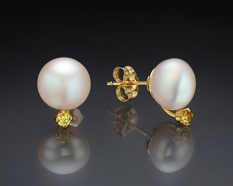 Yellow Dot stud earrings in yellow gold, bouton pearls each set with a yellow sapphire