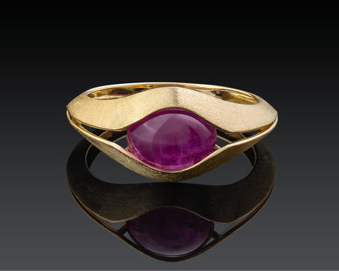 18K gold ring with a 2.6 carat ruby held between two raised shoulders, based on a Hellenistic original