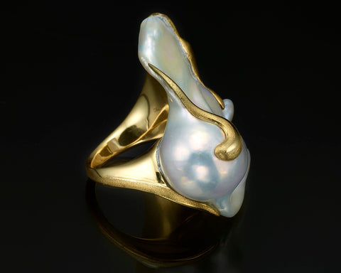 Side view of the Mantle ring showing the gold rising around the Keshi pearl