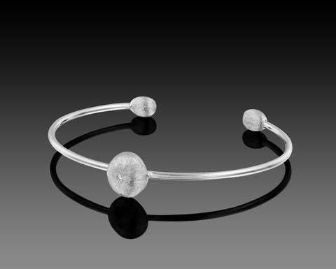 Yellowfin open bangle in white gold with three brushed diamond nuggets