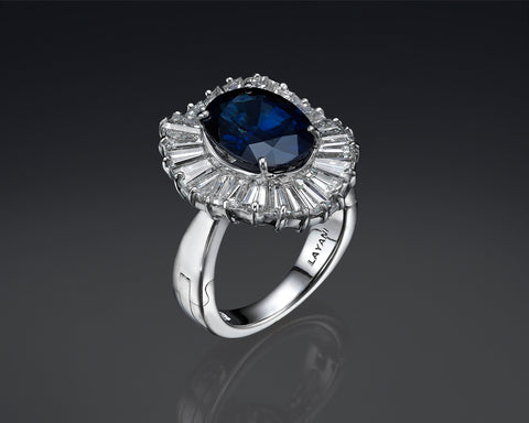 Ballerina sapphire ring in 18K white gold with the opening mechanism closed and invisible