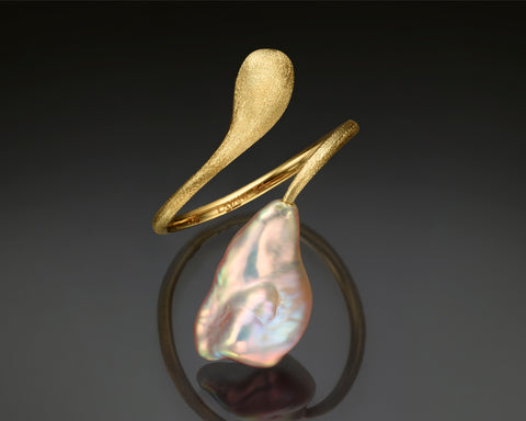 Balanced ring in yellow gold, a purple baroque pearl on an open twist band