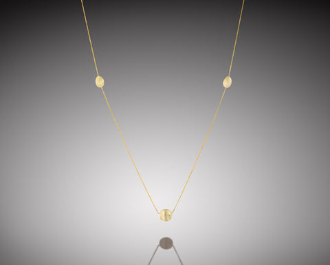 Basket Star necklace in yellow gold, three brushed hollow nuggets on a fine chain with a single diamond in the center one