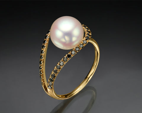 Bouton pearl ring in 14K yellow gold with a 9.5 mm freshwater pearl and black diamond pave