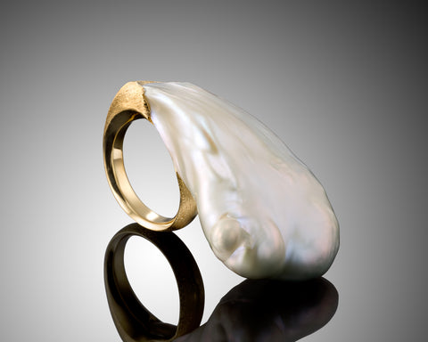 Handmade 18K gold ring set with a 42 x 26 mm drop shaped Soufflé baroque pearl