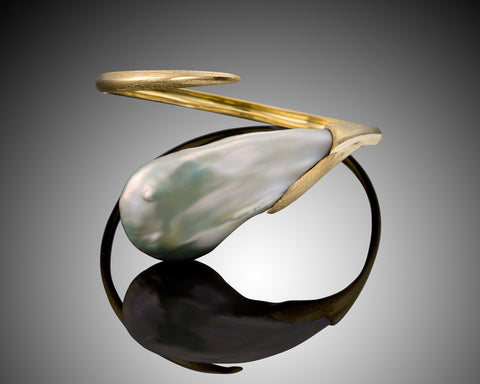 Handmade 18K gold bangle set with a 52 x 25 mm Soufflé baroque pearl with purple overtones
