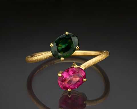 Majoris cocktail ring in yellow gold with a green oval tourmaline and a pink red rubellite
