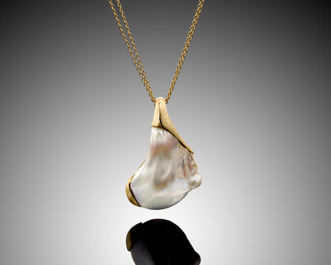 Handmade 18K gold pendant with a drop shaped Soufflé baroque pearl, 28 x 50 mm