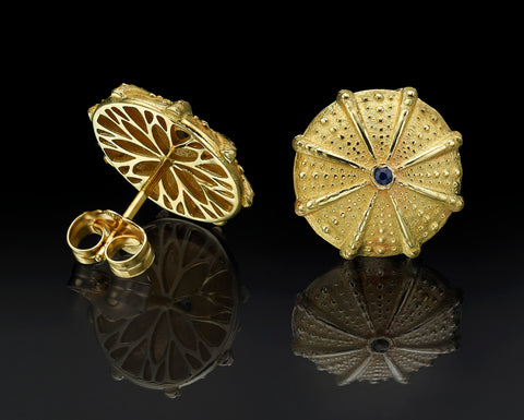 Sea Urchin stud earrings, 13 mm, in yellow gold, the sapphire front beside the hand-pierced petal pattern on the back