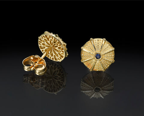Sea Urchin stud earrings, 9 mm, in yellow gold with blue sapphires, front and pierced back