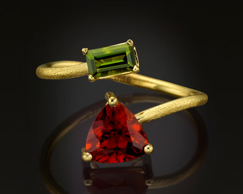 Tauri cocktail ring in yellow gold with a triangular orange tourmaline and an emerald cut green tourmaline